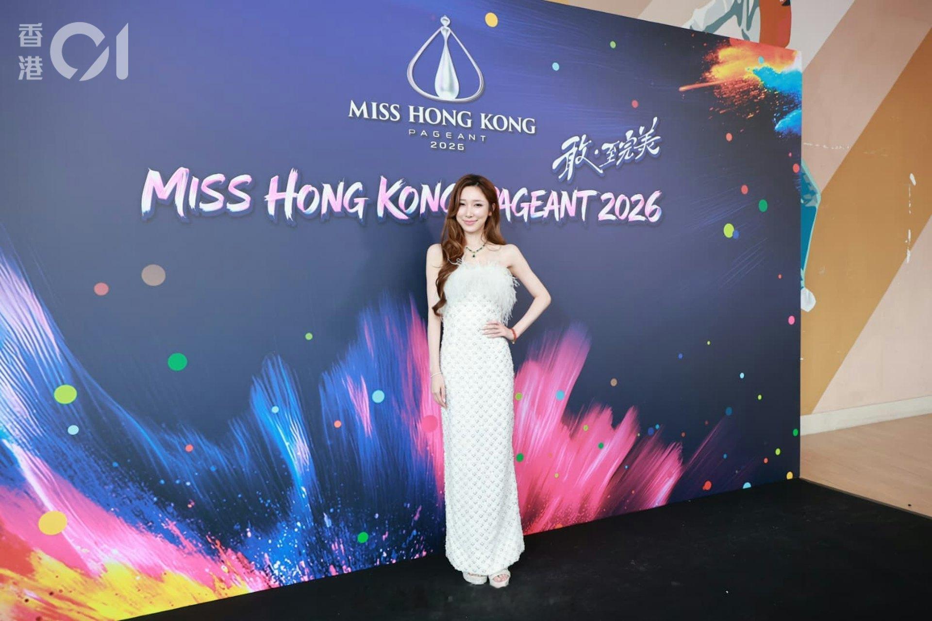香港小姐2026｜韩其格晒富贵出身 大方晒爸爸设计玉石巨链《2026年香港小姐竞