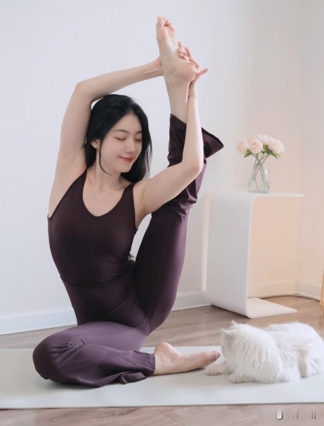 被这位瑜伽小姐姐的身材圈粉了，坚持练习，收获超模同款气质