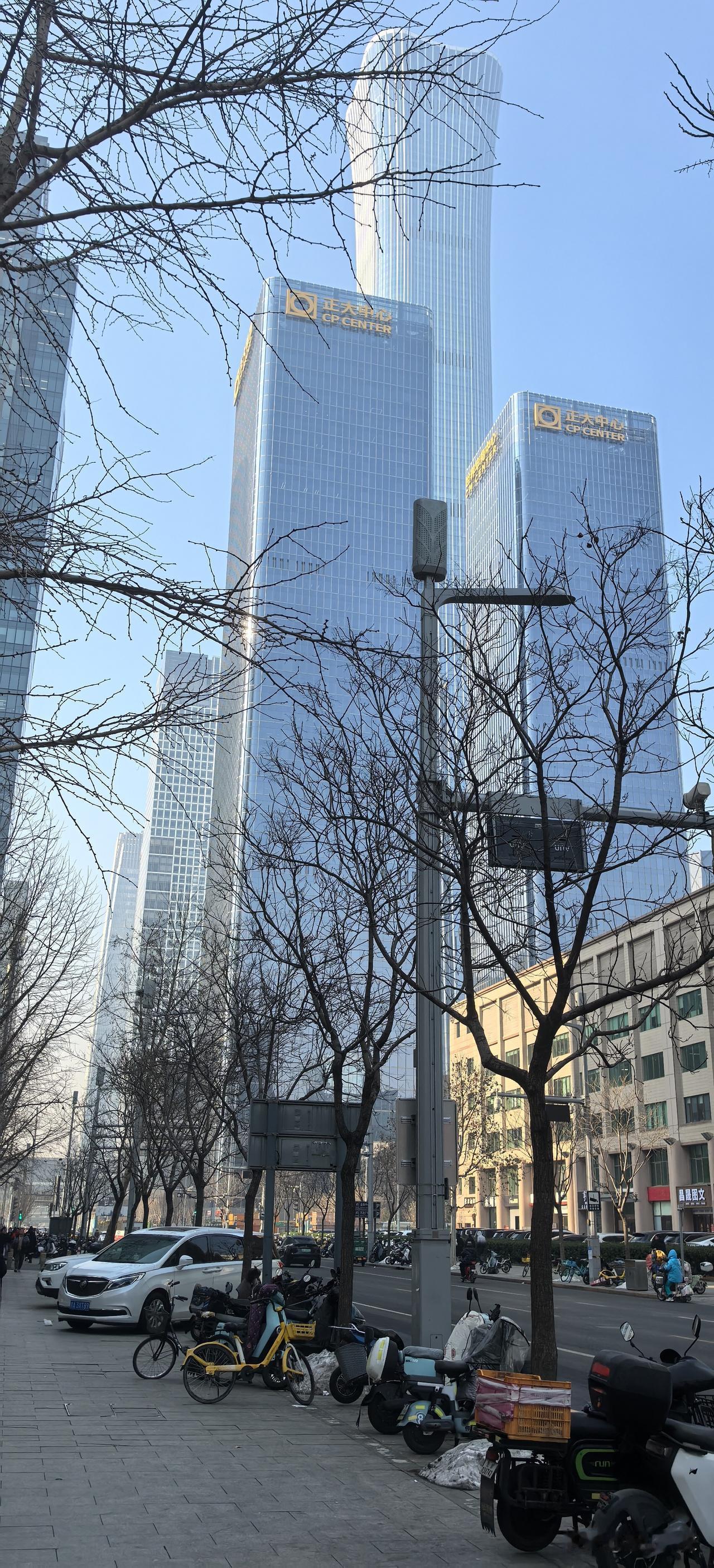 阳春白雪，下里巴人，既有高大上，也有乱差脏，这就是贴地气的北京。