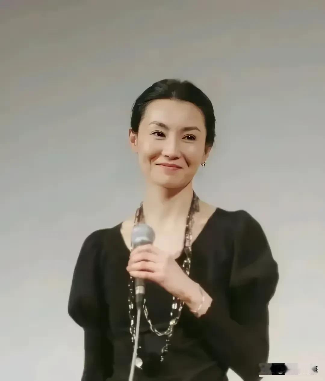 我依然喜欢张曼玉的美！她那纯洁的眼睛特别入戏。在生活中，她的衣品无人可及，越看越