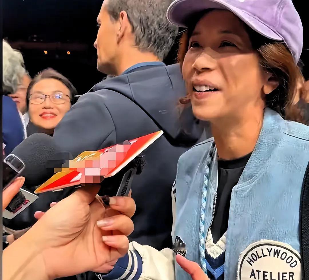 同样是一天发生的事，
54岁张咪刚结束第三次患癌手术，
54岁莫文蔚也迎来了断崖