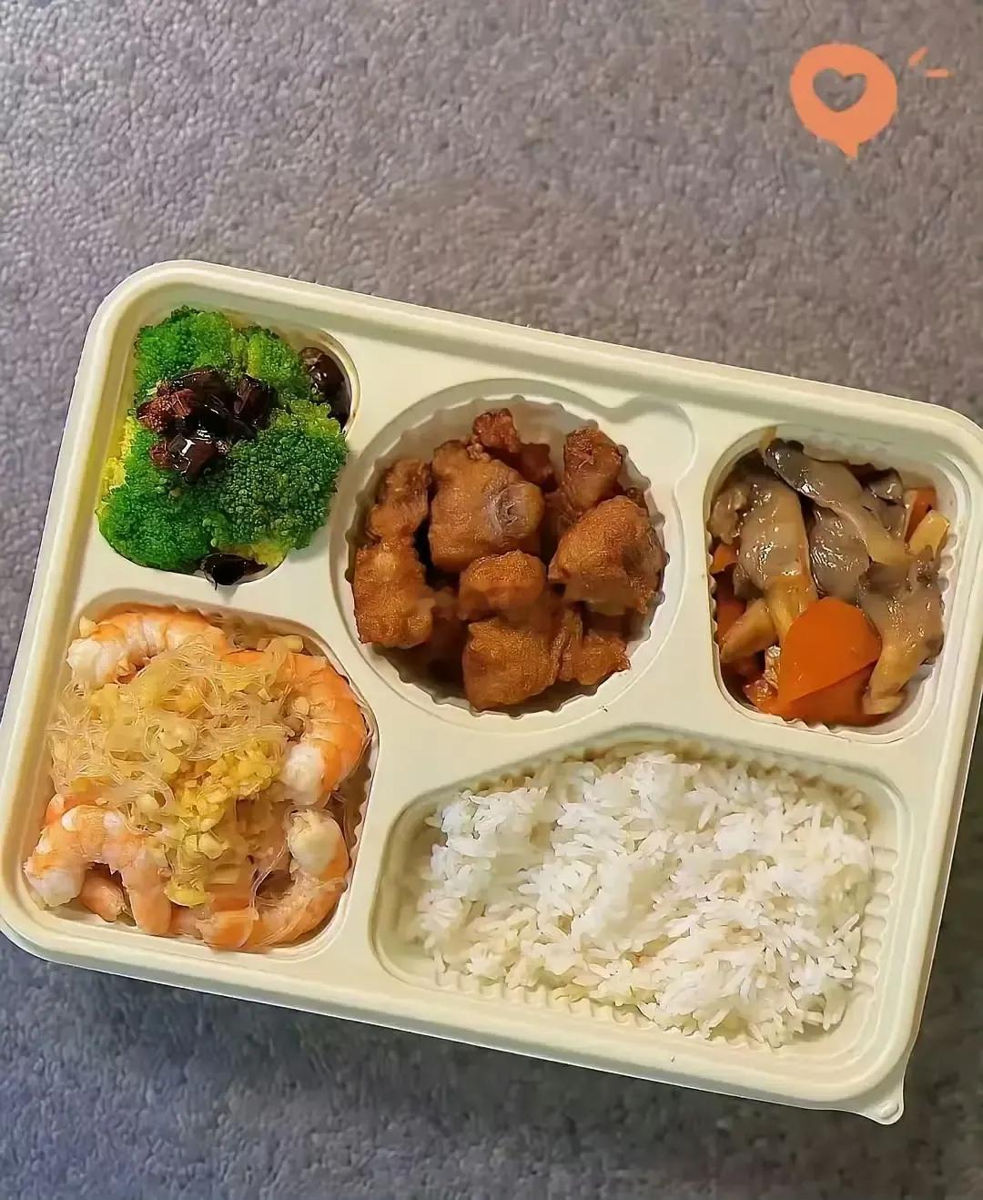 高铁上面的一份盒饭49元，大家觉得这个性价比怎么样？ ​​​