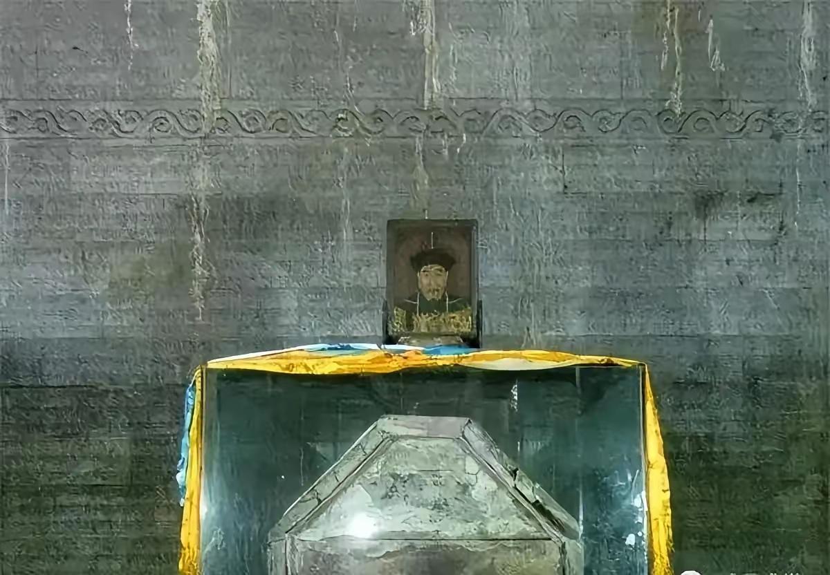 这段故事讲述了一件普通的旧袈裟，经过主人秦先生的偶然发现，逐渐被揭示出隐藏的巨大