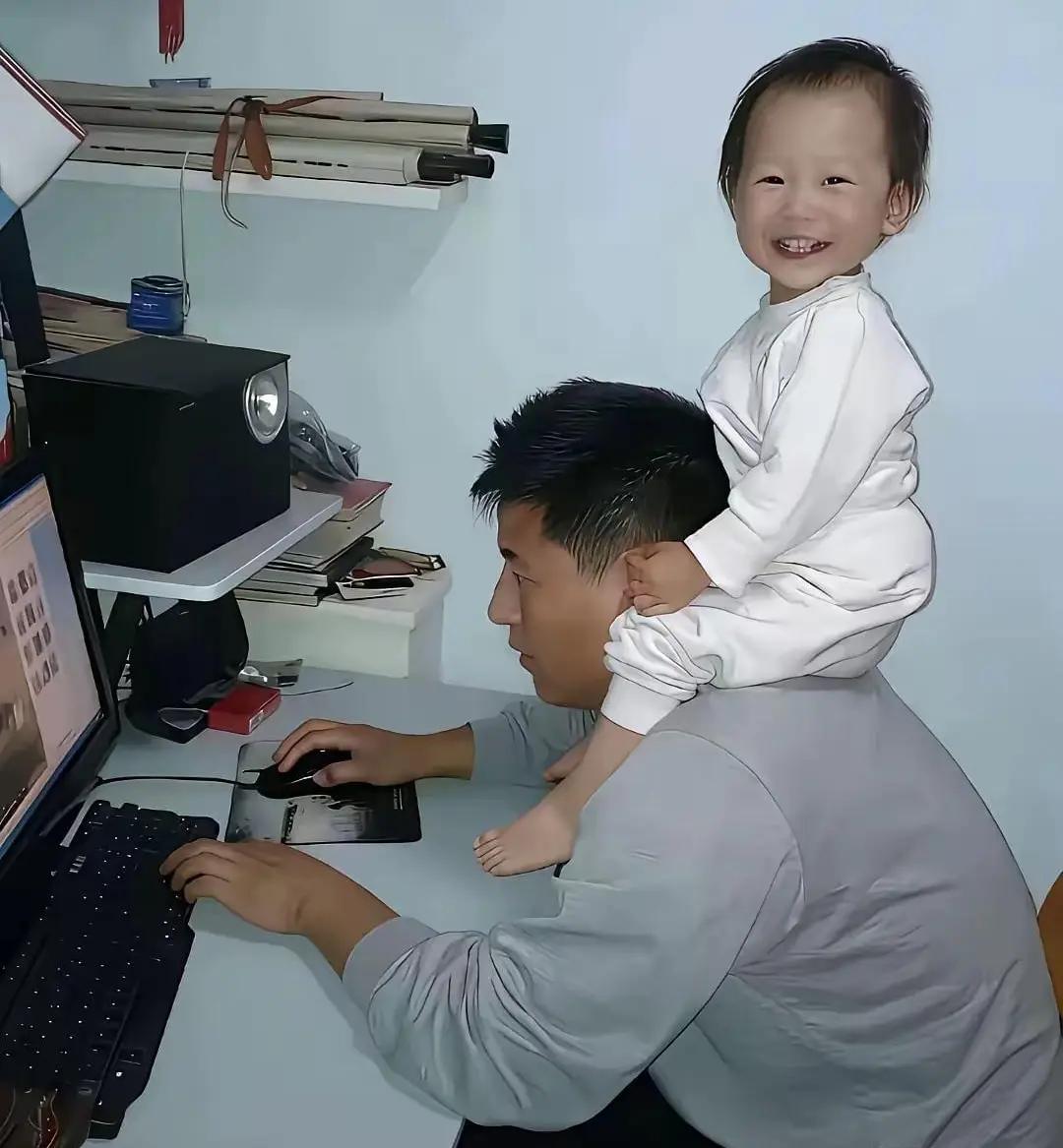 你是我的这个世界！

小时候，
我把你捧在手心里，
你一声哭泣。
我的世界开始地