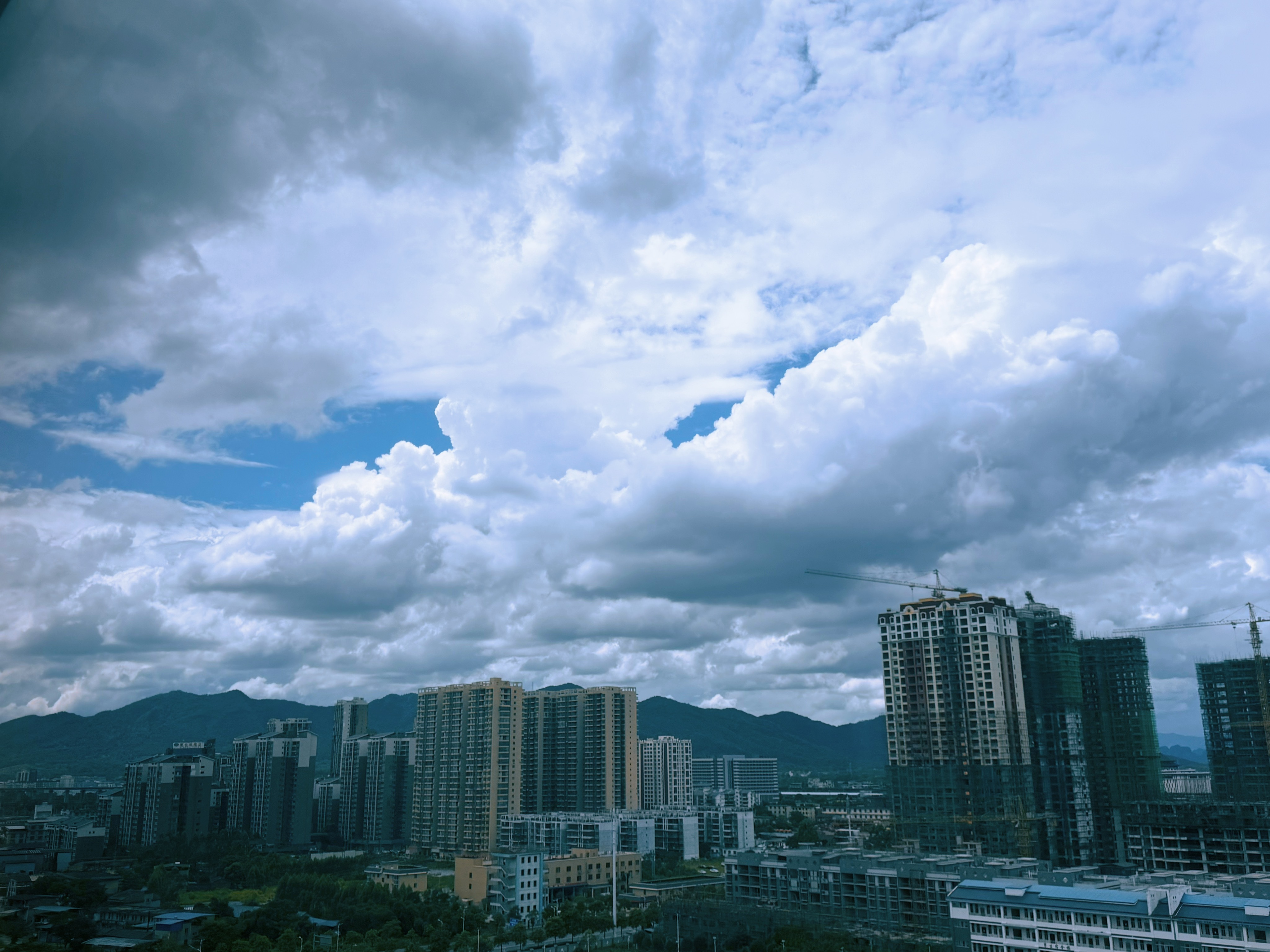 今天的云，是很标准的图画上的云☁ 