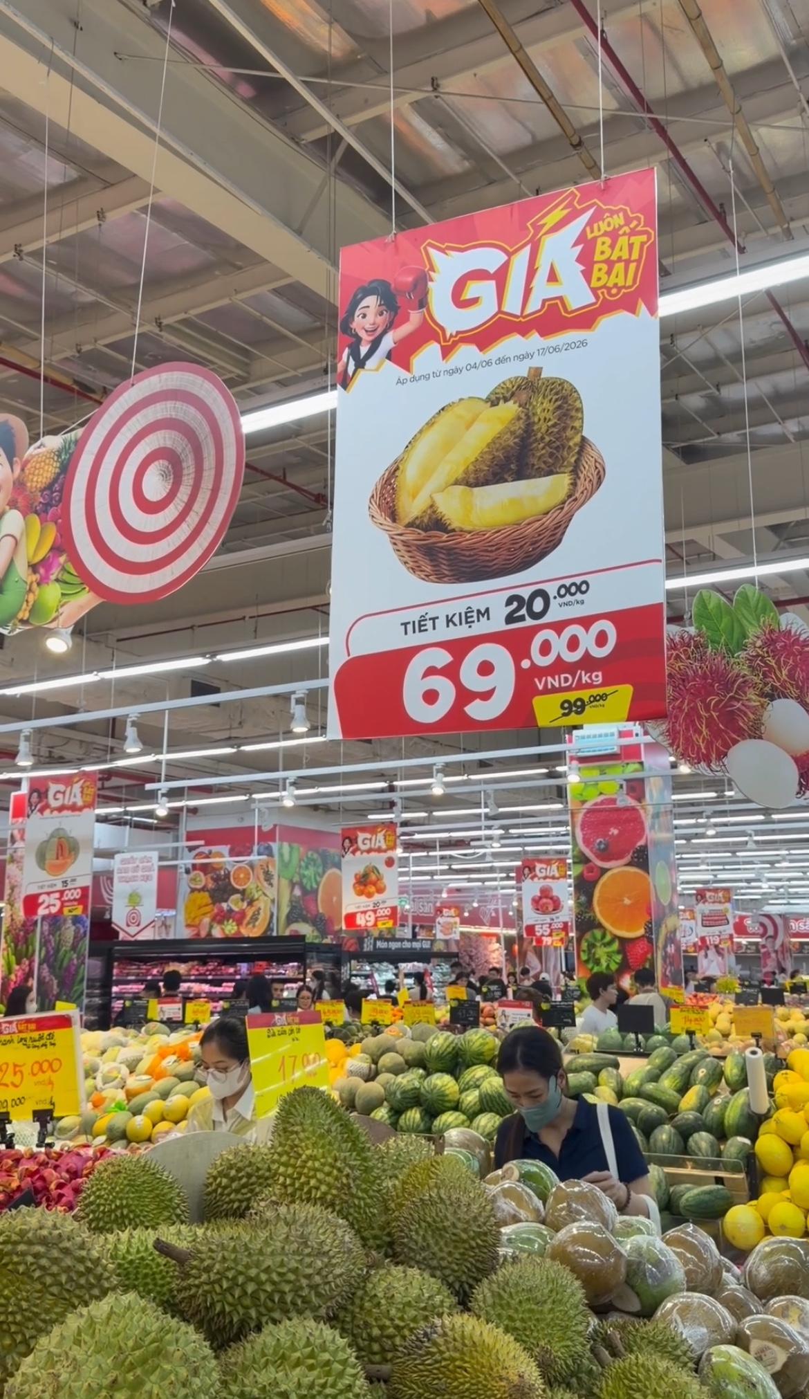 榴莲在国内卖这么贵，在原产地卖多少？
带大家看看越南超市里留恋的价格。
榴莲价值
