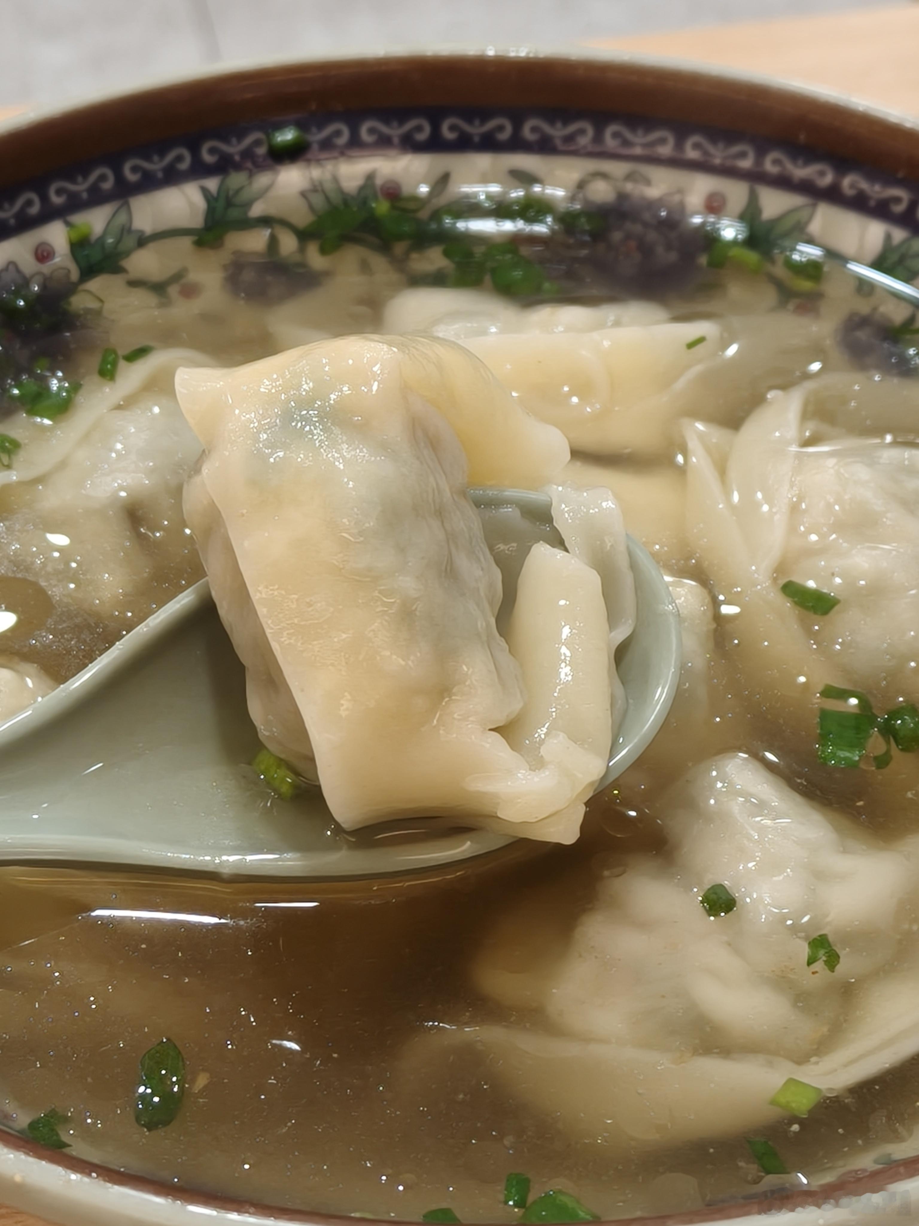 忙了大半天吃10个大馄饨、8个锅贴，不过分吧？我可是排了好长的队才吃上的呢[害羞
