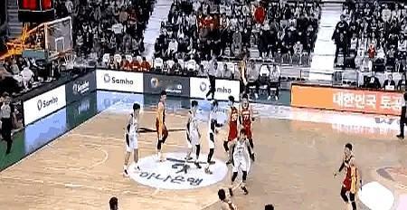 烂透了！中国男篮直到第二节2分14秒才由程帅澎命中第一记三分球

全场三分12投