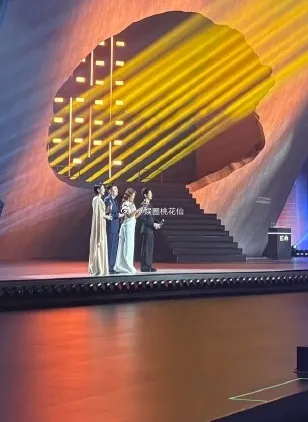 朱迅和王真儿一起亮相中国电影导演之夜，两位搭配的都很有女神范儿，也都显得很年轻。
