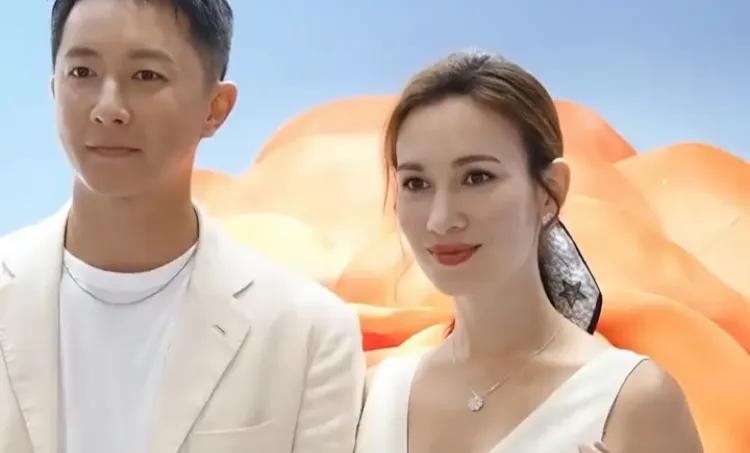 怎么感觉卢靖姗生完孩子更好看了[赞][赞]看战狼时候觉得卢靖姗好美，韩庚泡到她的