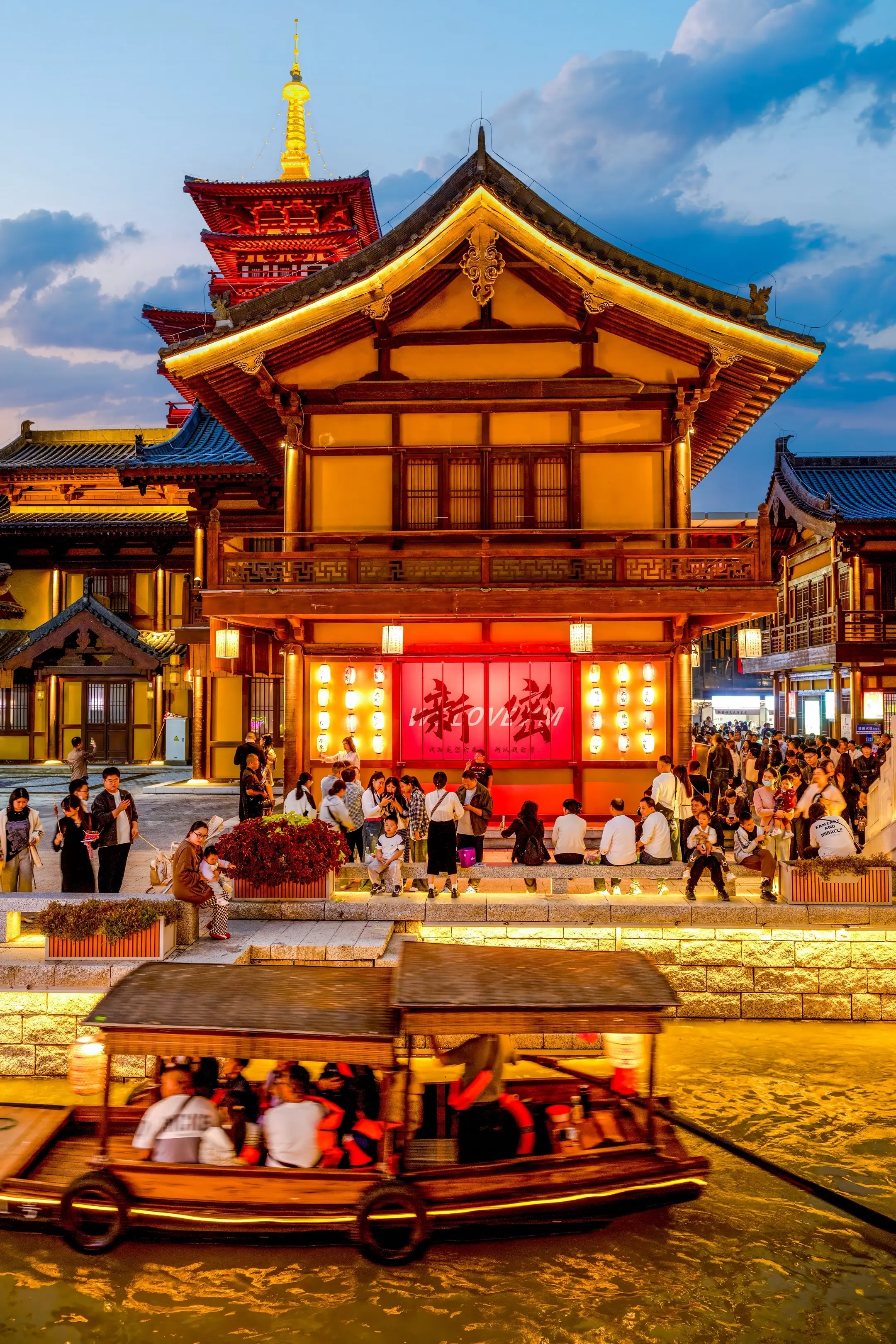 郑州周边夜景天花板。郑州40分钟直达的诗经里的城，免费逛还巨出片，华灯...