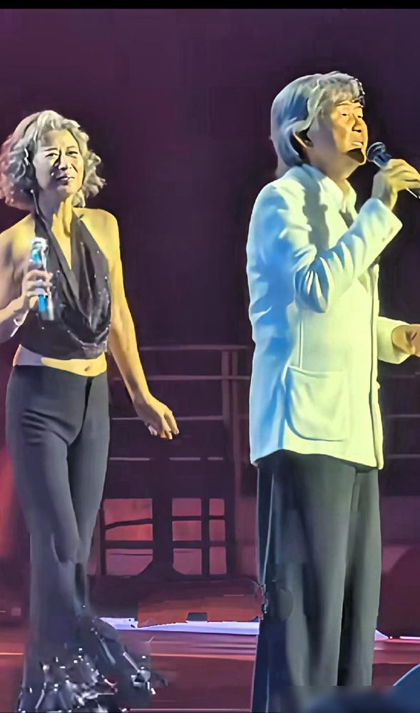 5亿豪宅，30年婚姻，却分房睡，还搞AA制。
 
演唱会上，65岁的叶倩文从背后