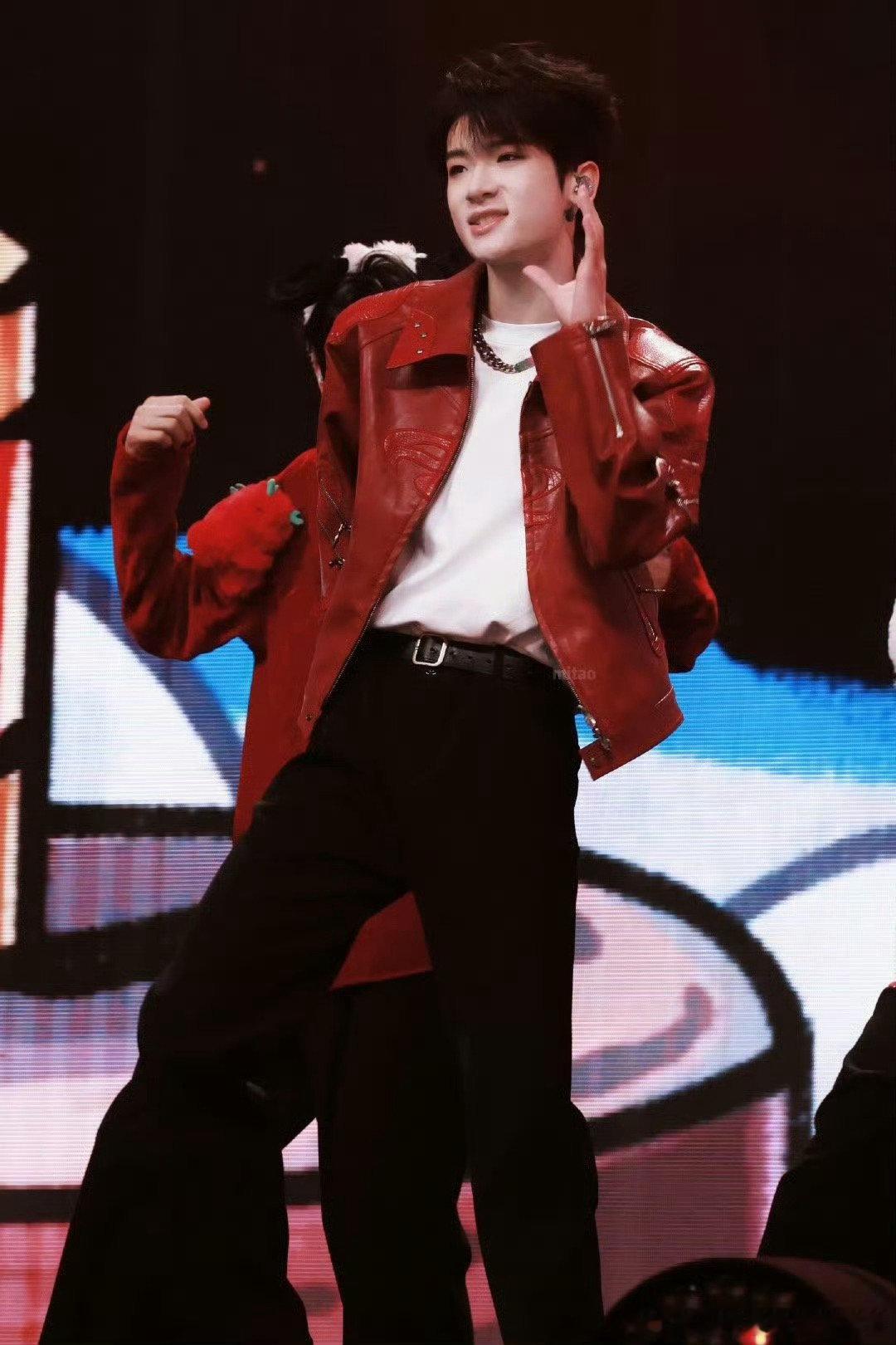 今日分享张峻豪和余宇涵在 TF 家族新音舞台上的精彩饭拍，两位少年在舞台上光芒四