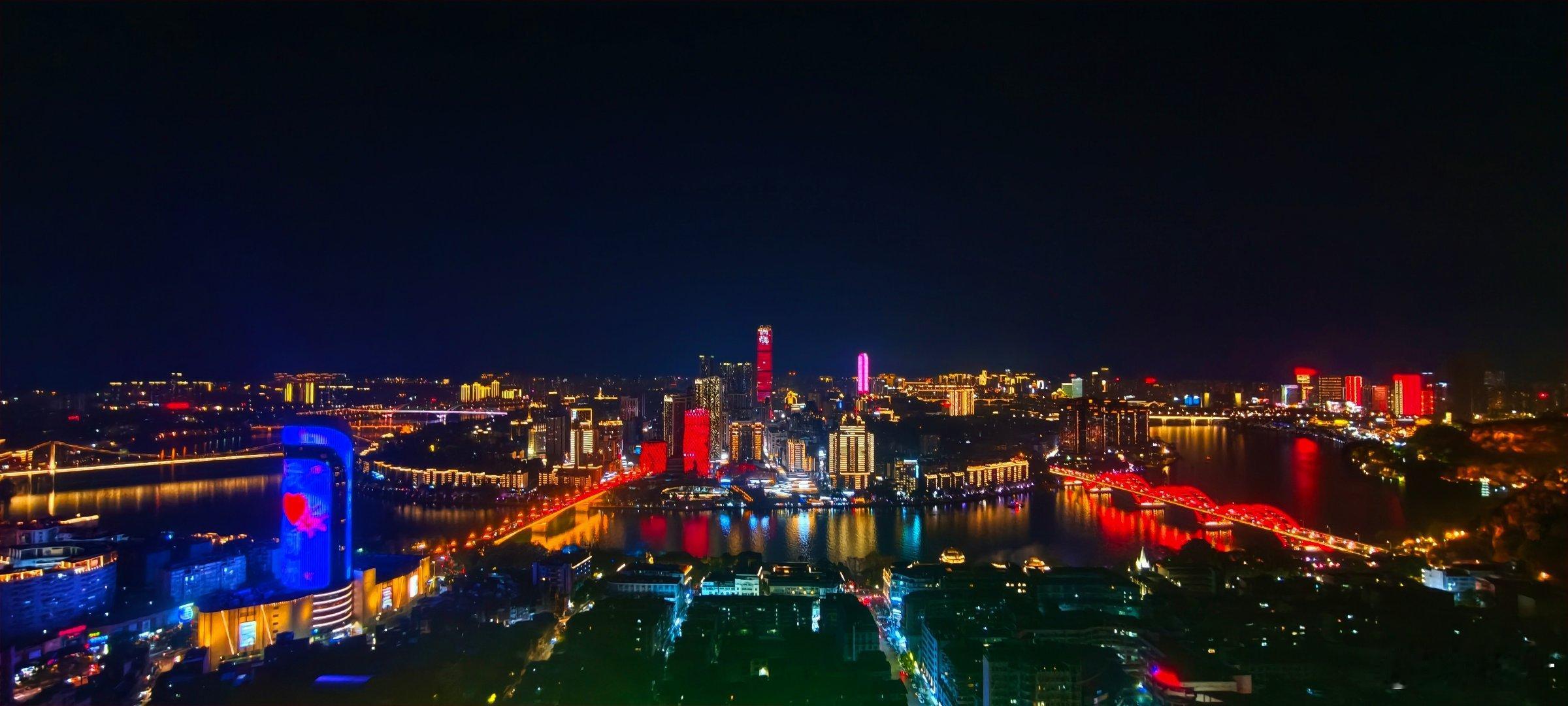 柳州柳州 也搞出了属于自己的赛博朋克夜景……柳江两岸的风景规划确实是走在时代前列