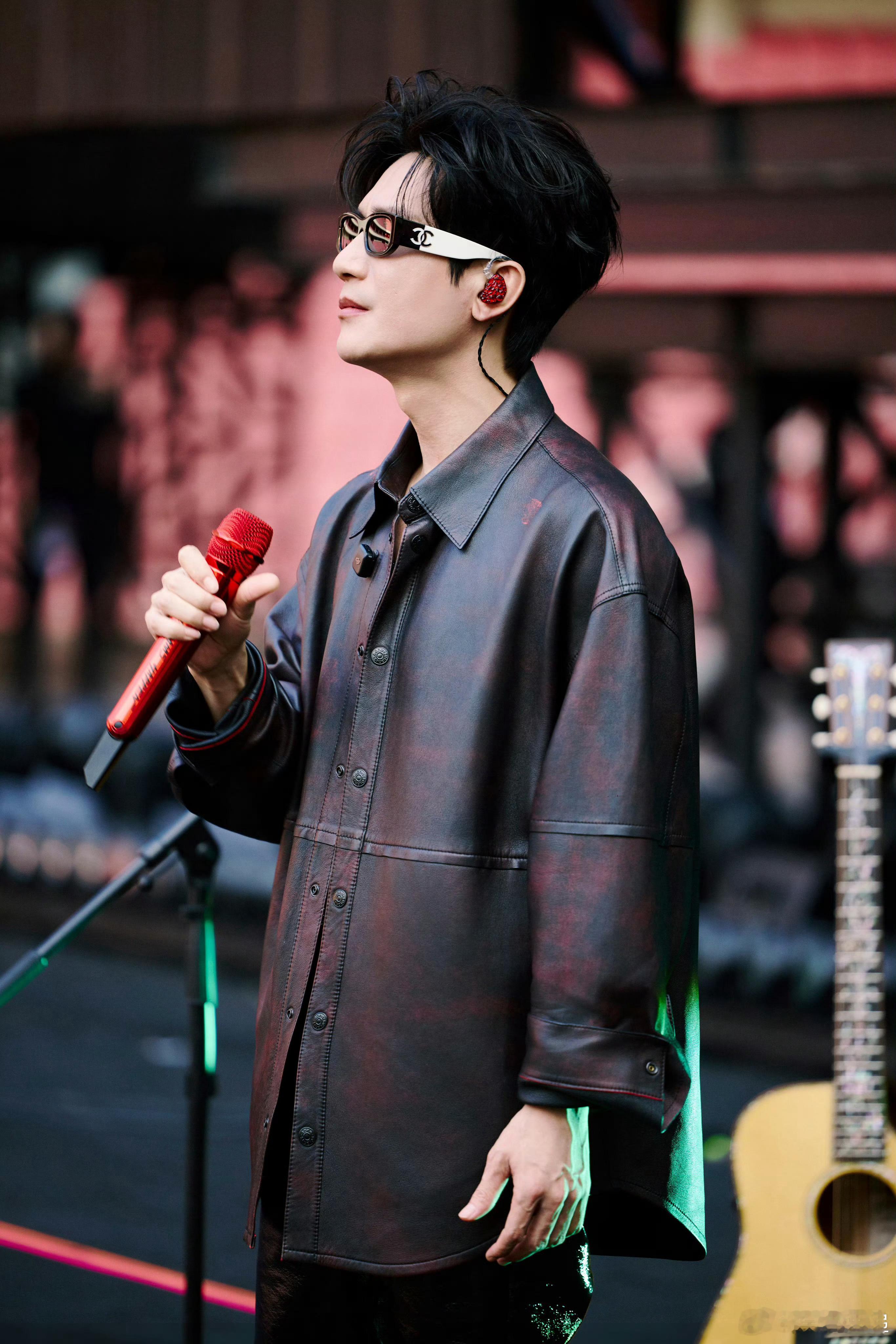 陈楚生演唱会圆了外卖小哥的梦狠狠被陈楚生圈粉！用温柔圆了普通人的音乐梦，外卖小哥