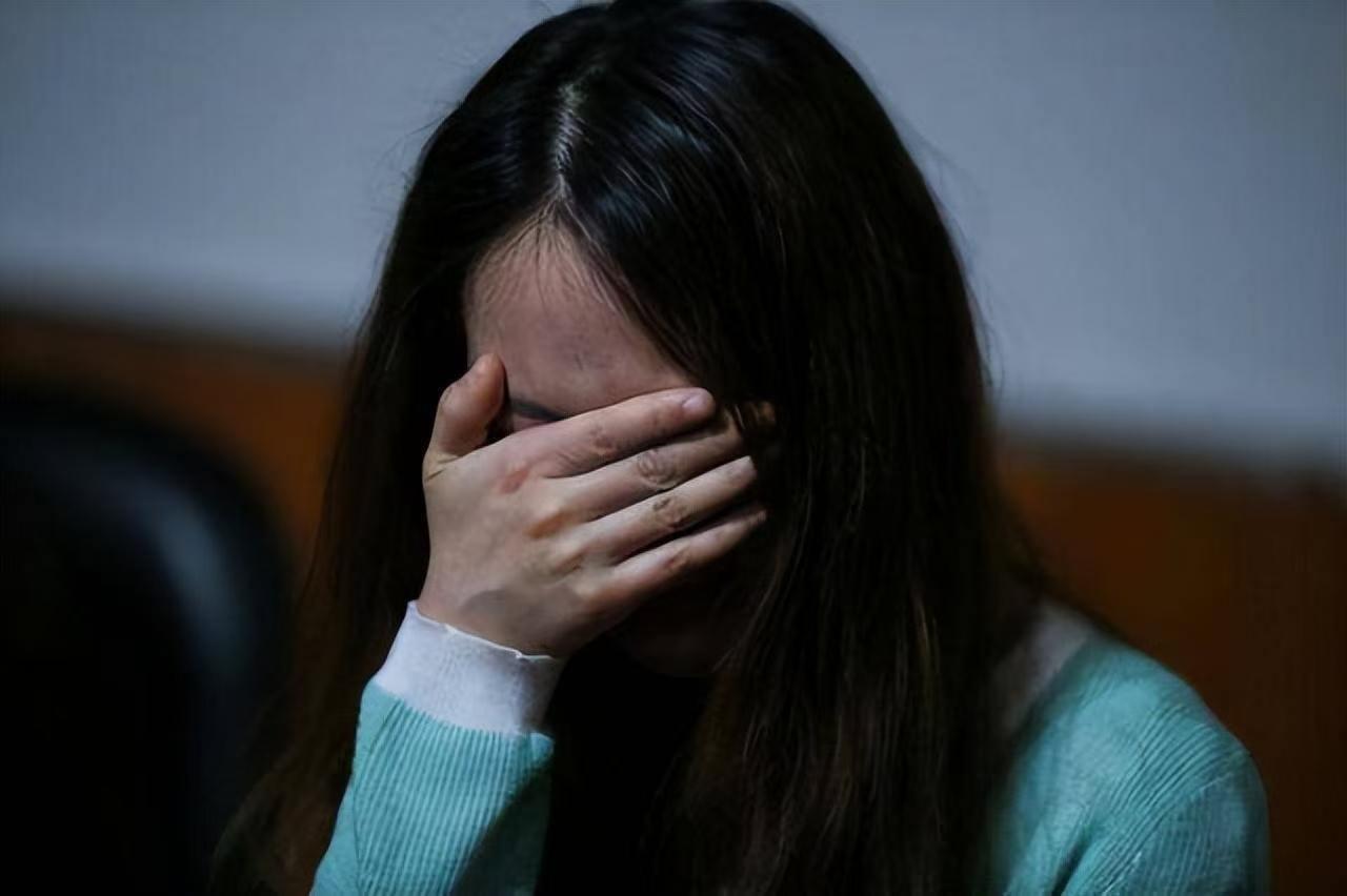 荒唐又可悲！内蒙古，一女子心态崩溃想要自杀，却因怕疼不敢对自己下手。她下楼买啤酒