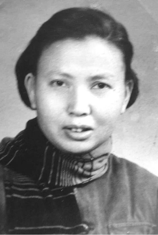 1941年，21岁的女战士莫林被活埋前，敌人竟突然问：“你认识莫林吗？”
 
麻
