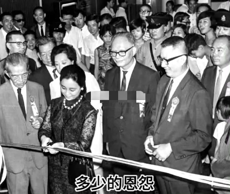 年轻时的琼瑶真是太飒了，走到哪都是万众瞩目的存在，那时平鑫涛只能跟在她后面，像个