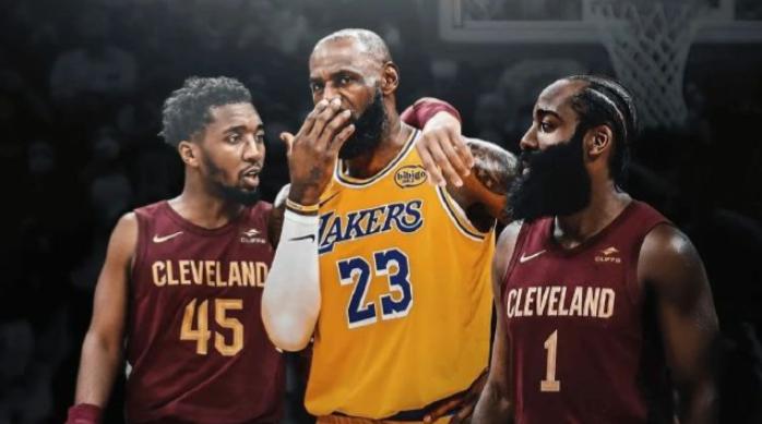 首节6分36秒，东契奇持球推进到禁区，随后传给底线跟进的詹姆斯，后者接球后轻松起