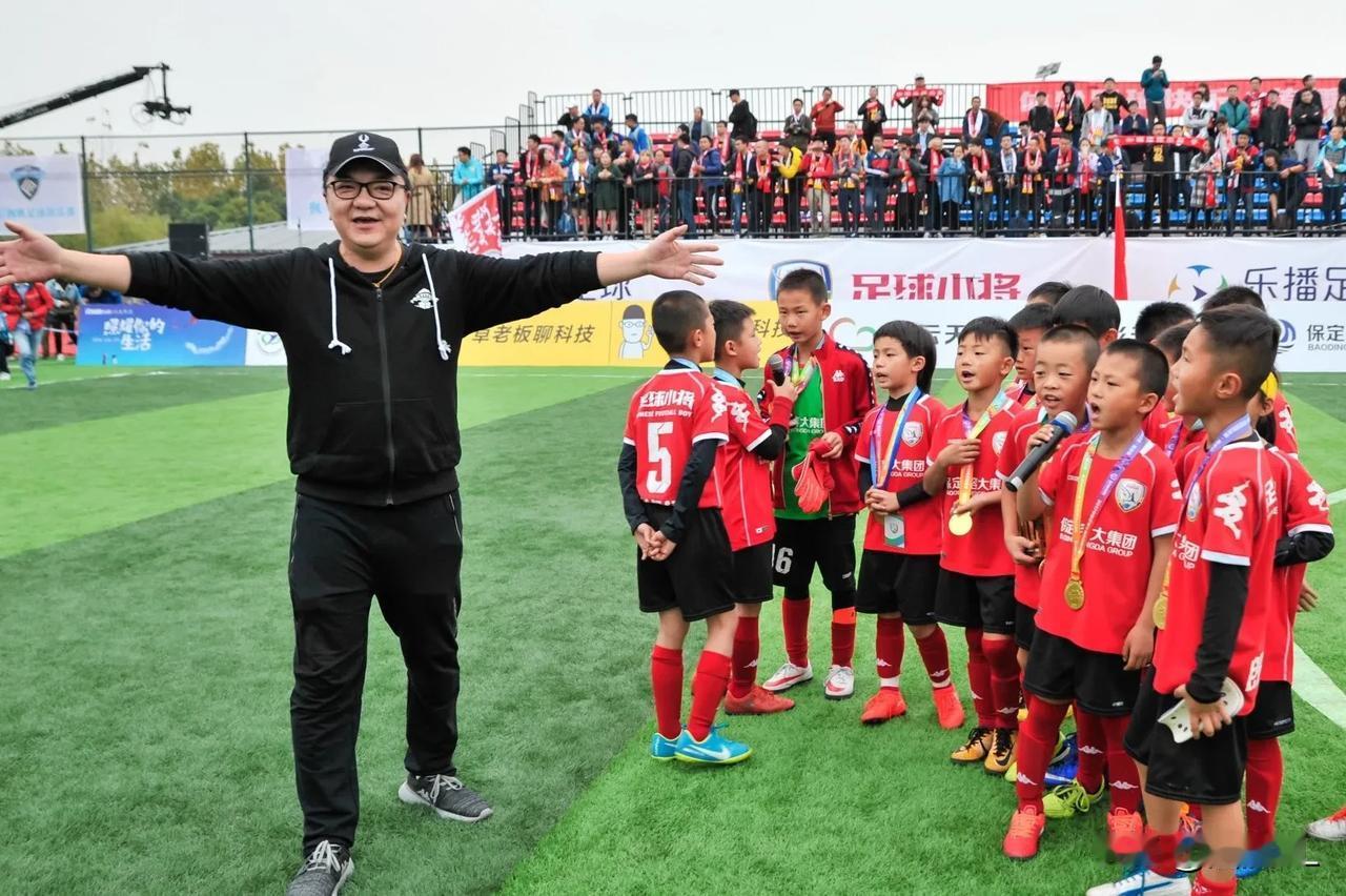 超越日本足球，董路真敢说！球迷不妨信他一次。
  董路在直播中表示，日本足球发展