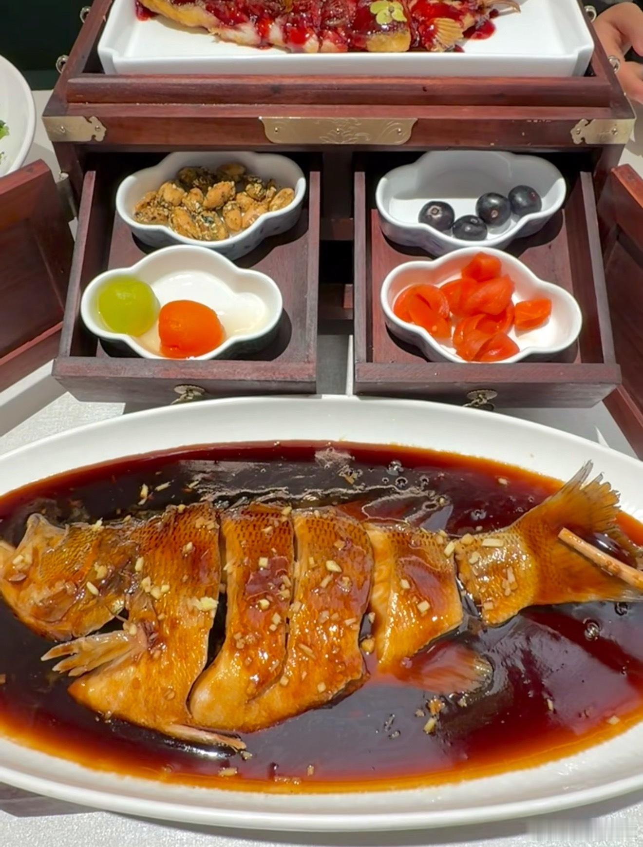 德国总理在杭州吃了西湖醋鱼东坡肉听说现在的西湖醋鱼很好吃，因为很多西湖醋鱼改良了