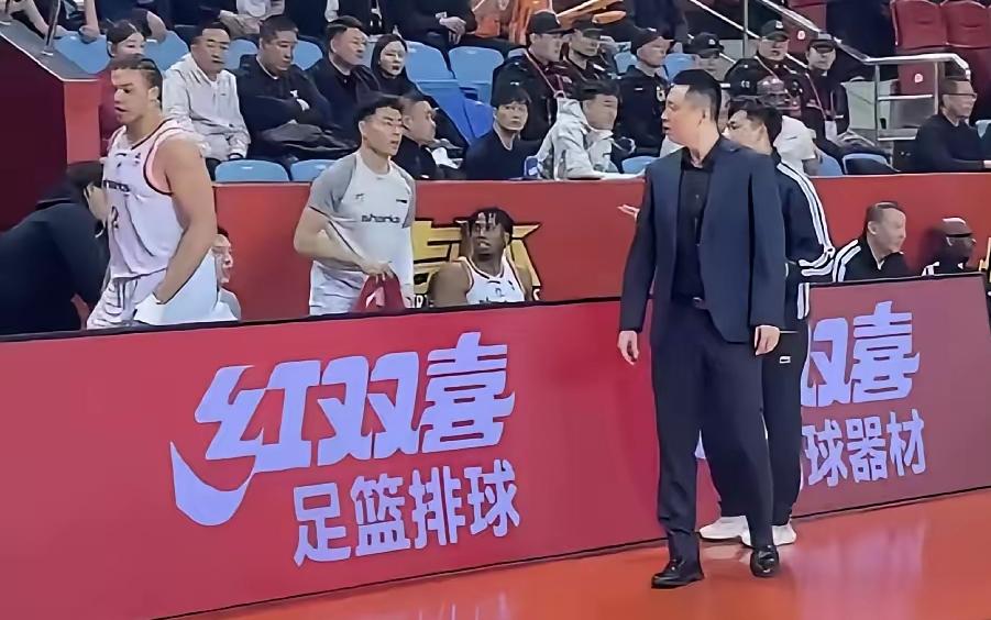 洛夫顿被骂萌生去意。
洛夫顿因独自带球闯禁区造成失误，这使卢伟很不满，就把他换下