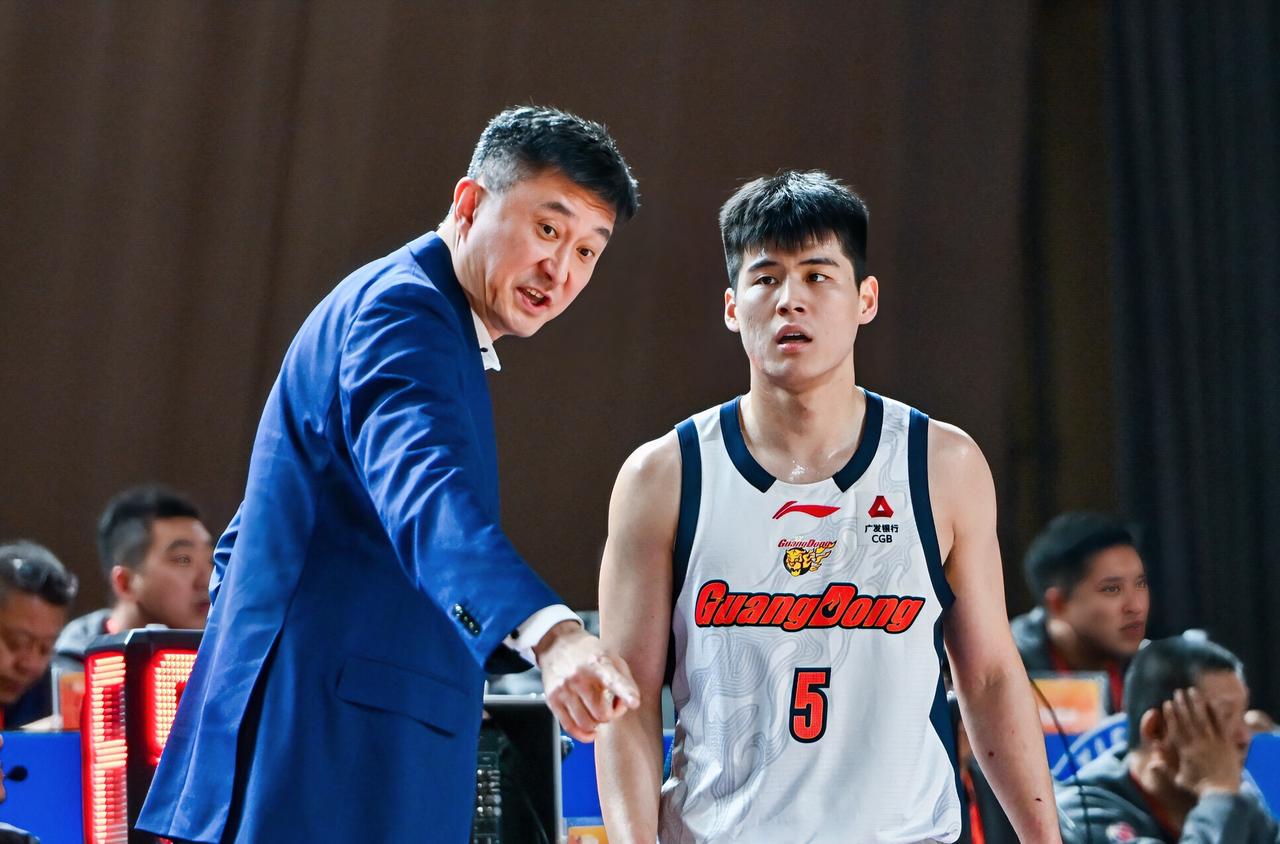 4分多钟砍6分+正负值+13，这效率不该被埋没啊！强烈建议杜锋重用陈家政！

C