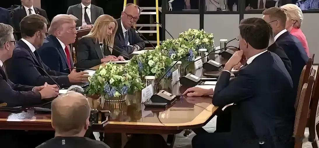 谁说特朗普不懂人情世故 
主要是看对谁
与欧洲各国领导人多边会晤
会议桌上布满了