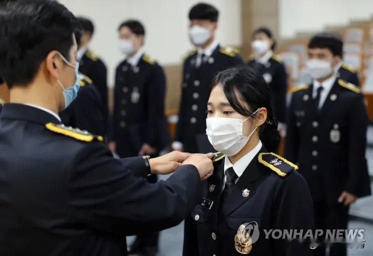 韩国海警爆骚扰丑闻，海警官员长期骚扰女下属被提交指控。

一名韩国海岸警卫队警官