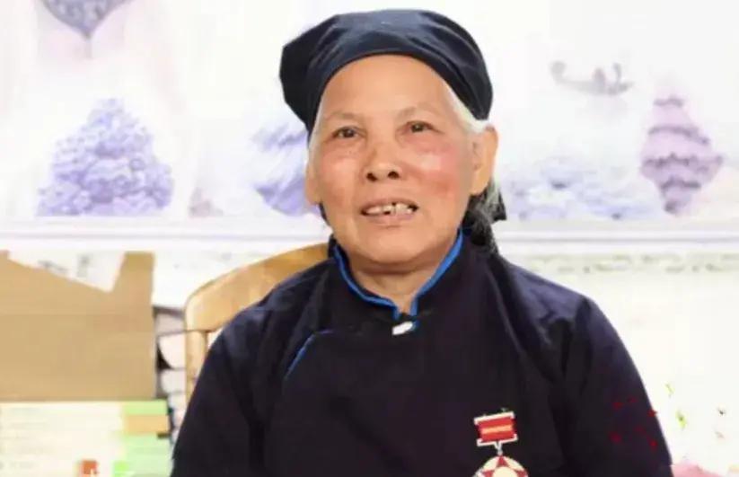 1947年生在越南的隆美兰，后来嫁到了广西龙州。1979年对越反击战打起来时，她