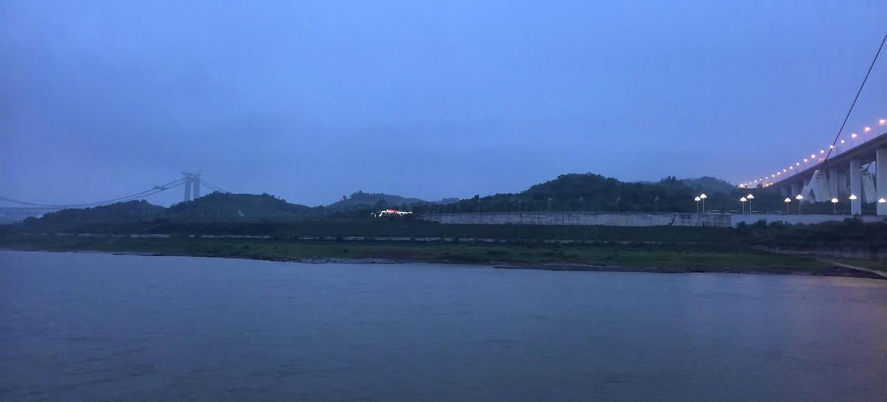 云飘三山五岳
下联：雨落塞北江南