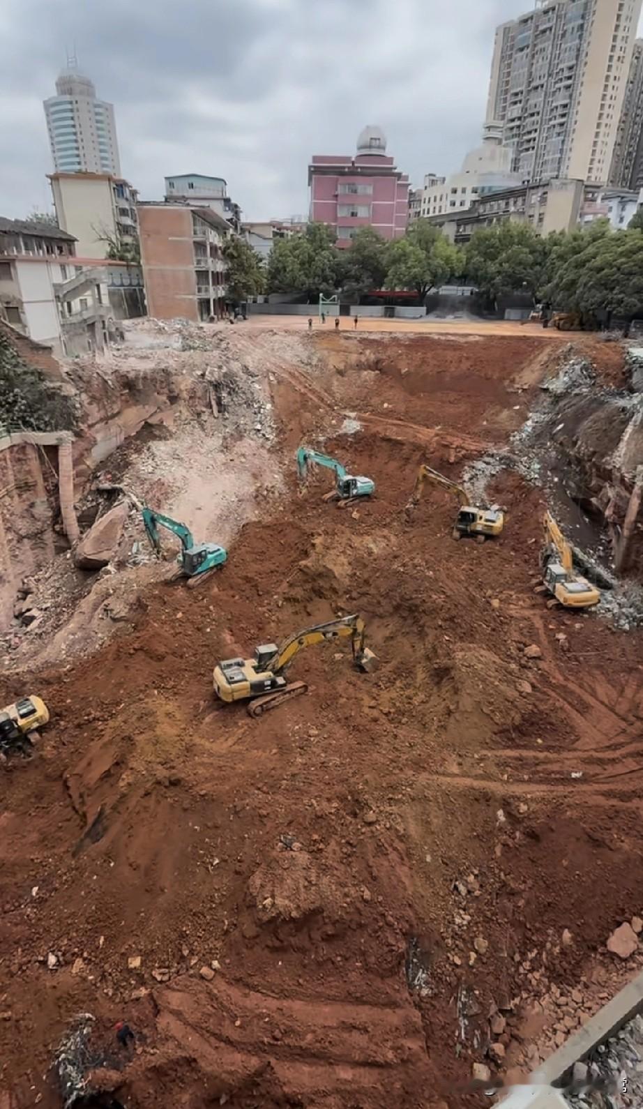 资江学校重建，多台挖掘机齐上阵！
 
资江学校这波操作太猛了！旧校舍一拆，开发商