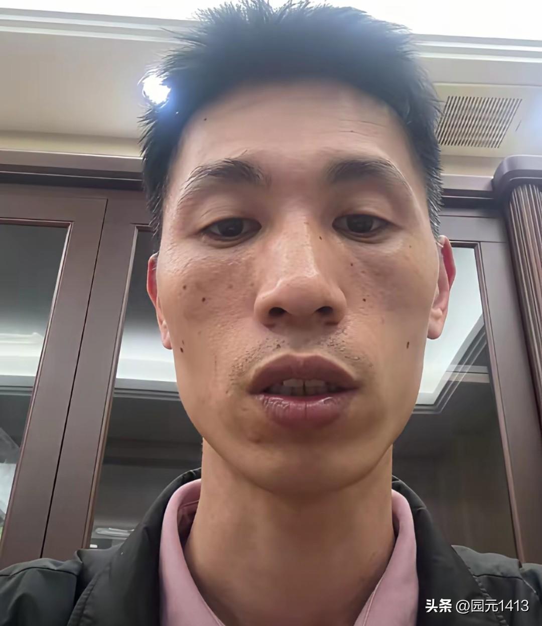 李鑫回到养家之后也很忙碌，养父生病了。
    李鑫自己闲时候也开直播，在直播里