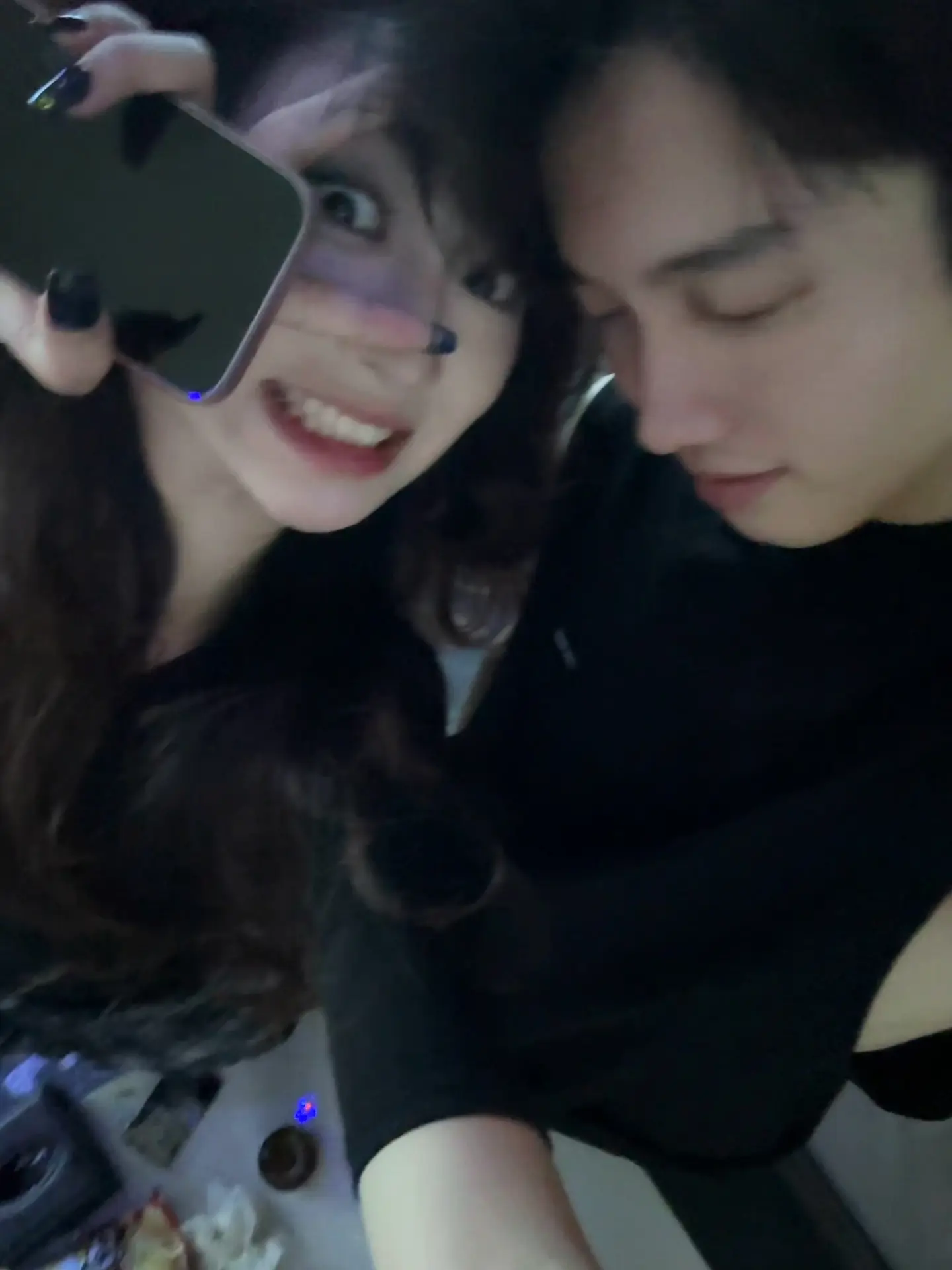 我总是喜欢在路边倚靠点什么，电线杆、柱子、广告牌，某一天，我不经意发现...