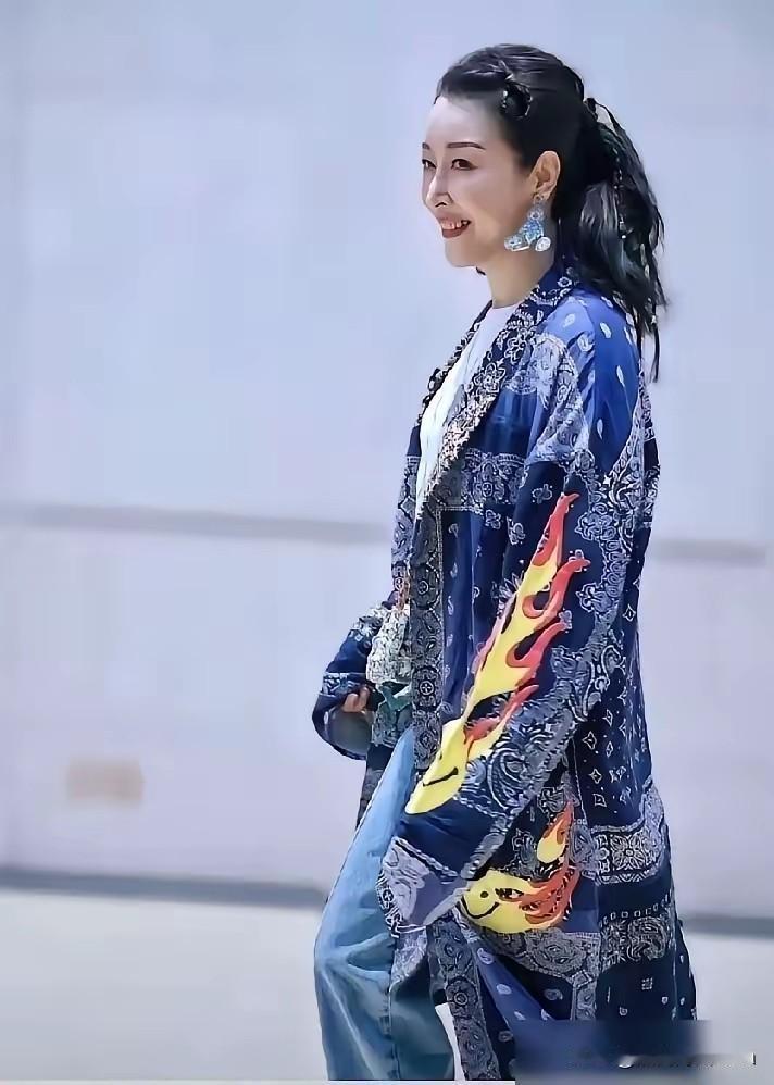 孙悦，72年出生的她，今年已经54岁了。

都说岁月是一把杀猪刀，但是在孙悦的脸