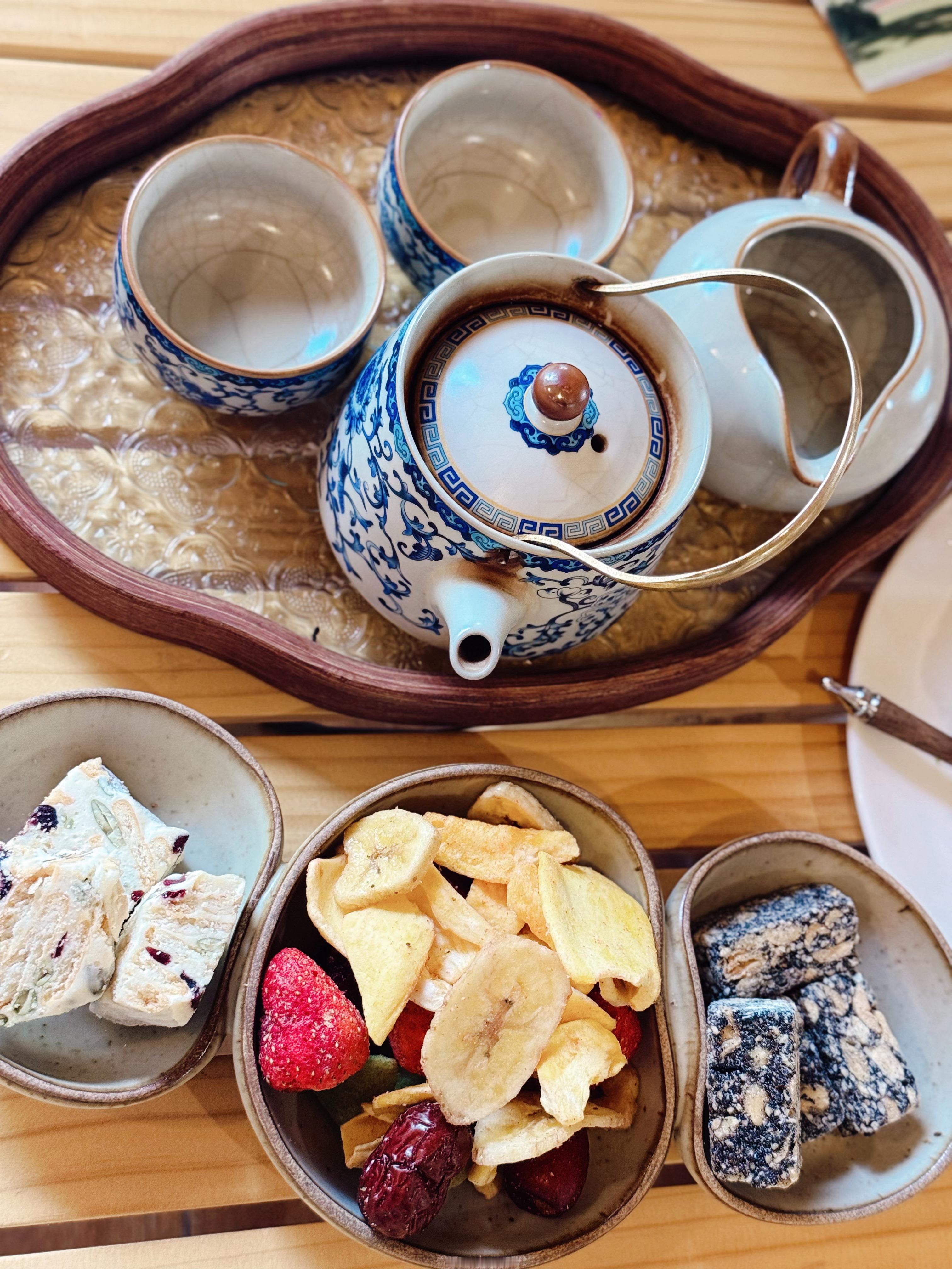 姐妹下午茶 和 一个拖油瓶[摊手]  ​​​