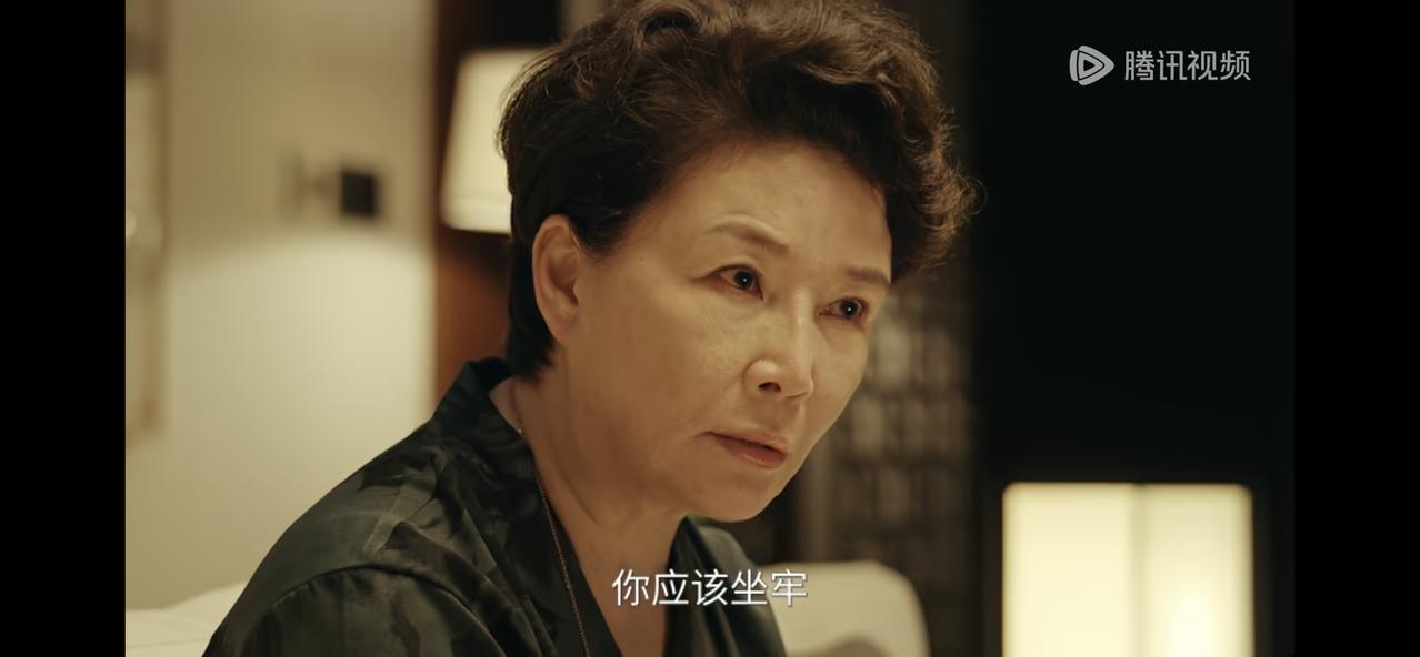 《她的盛焰》佣人神色慌张，脸色煞白，指着游泳池方向，柏庆瑜跑过去，水面上漂着一个