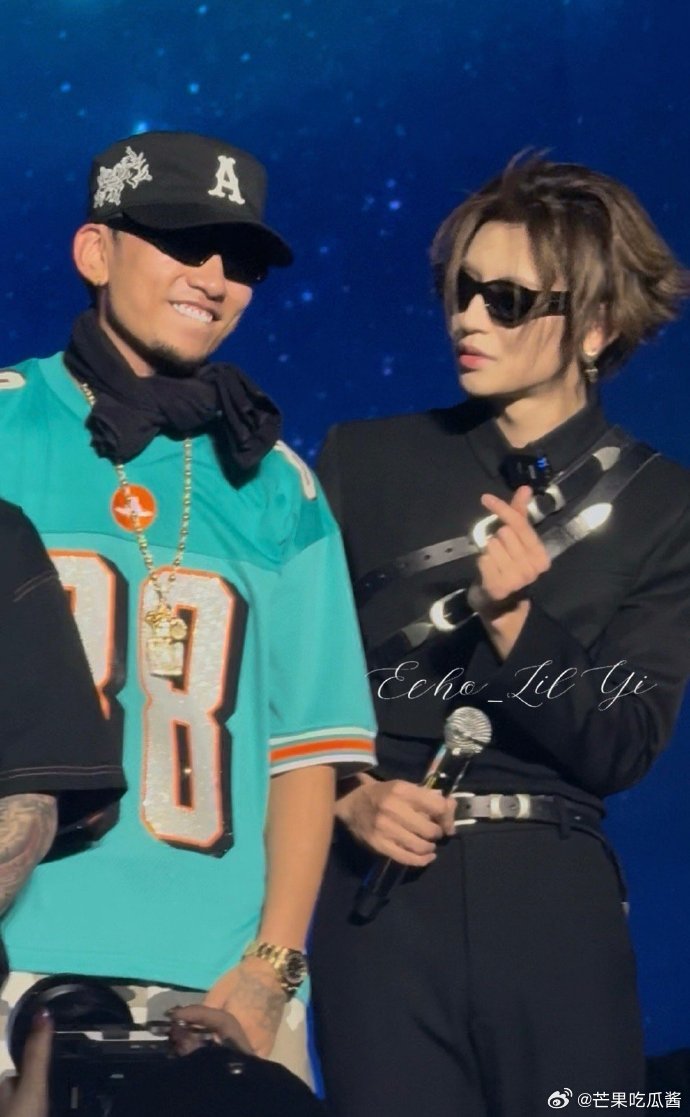 小鬼教马思唯比心 HITC音乐节甜度超标！小鬼和马思唯金曲合唱超燃，教比心的画面