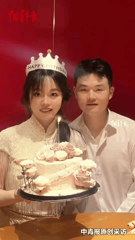 笑不活了，湖南，一男子和女友偷偷领证回家，事先没有通知家里人，想给他们一个惊喜。