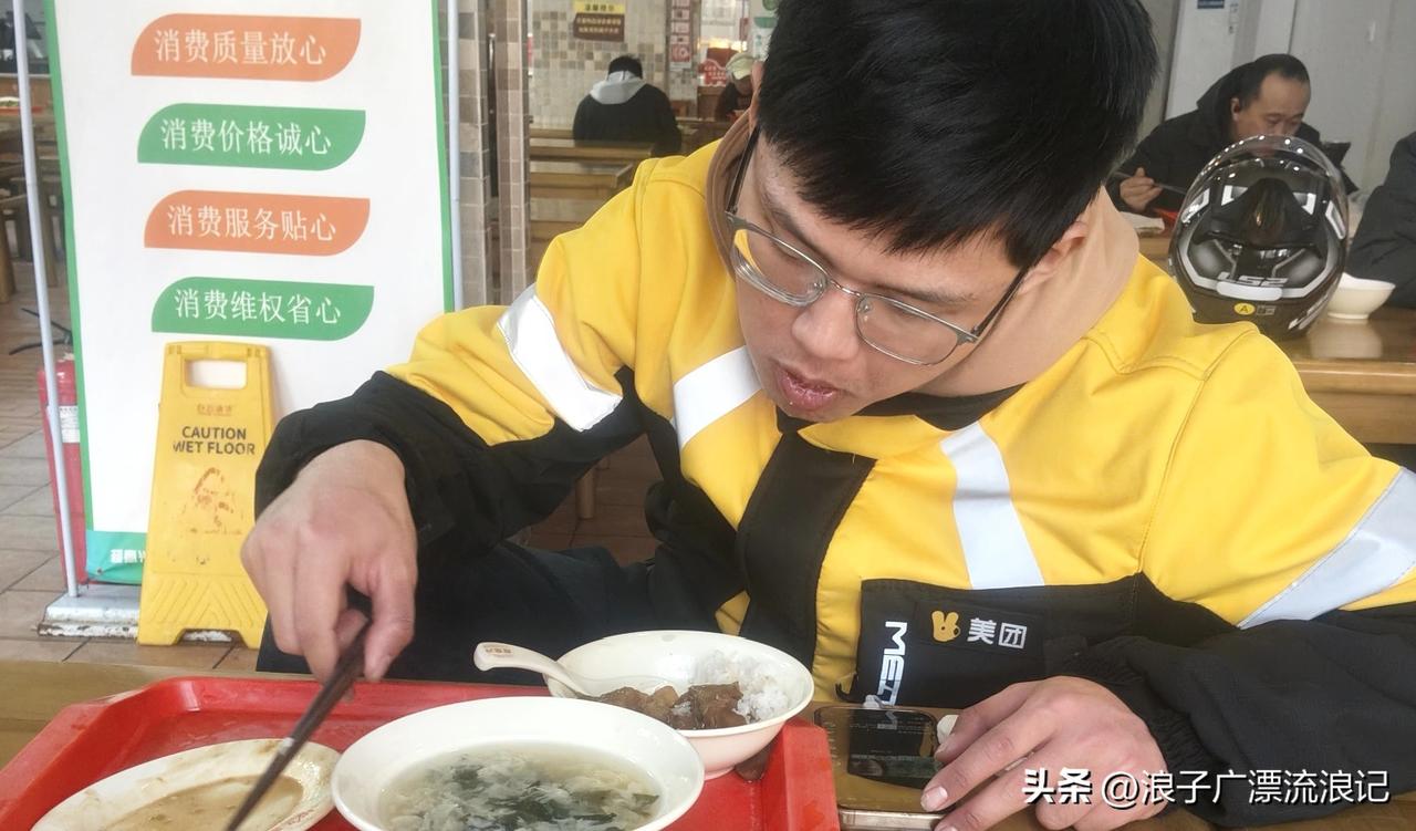 在餐厅吃饭，有些人把脚放板凳上，这行为真的太不文明了。且不说留下大脚印让别人咋坐