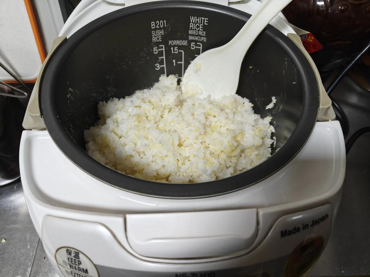 兄弟走了，十分悲痛，饭还得吃，只是没有心情往复杂上做了。平日里晚餐至少四个菜，两