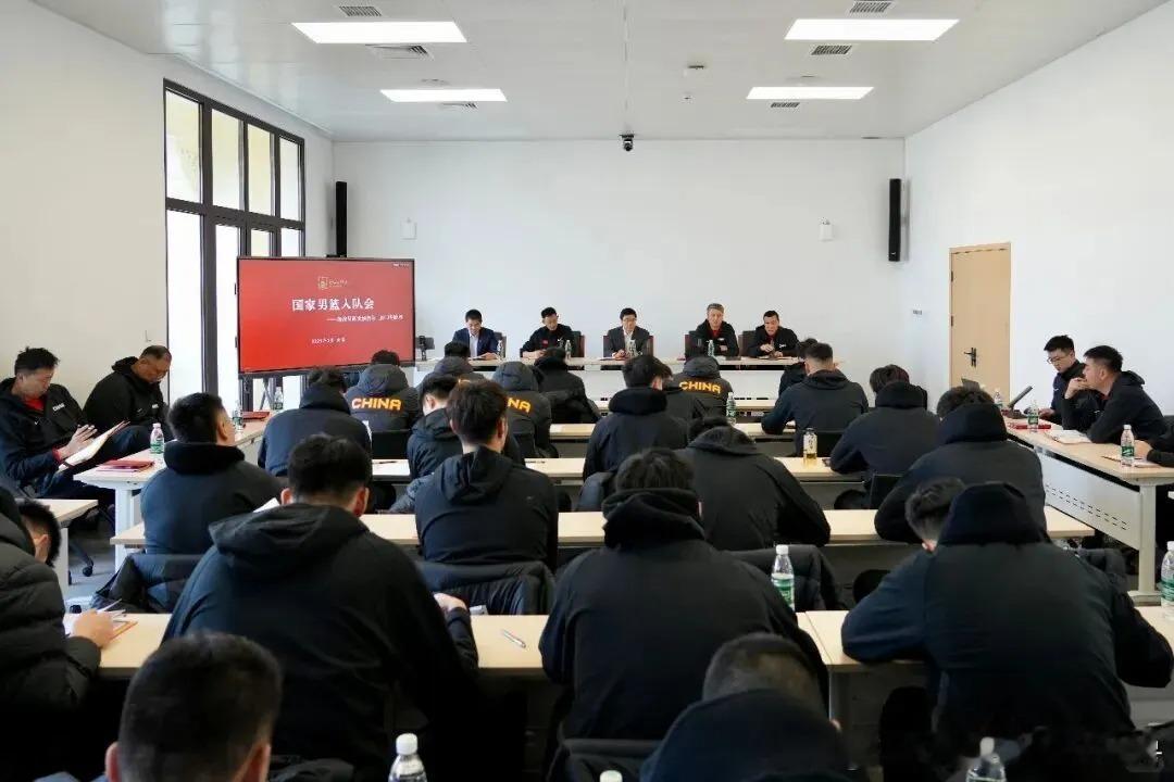 中国男篮集训入队会上，全队围绕第一窗口期主客场不敌韩国男篮的失利展开深刻总结，教