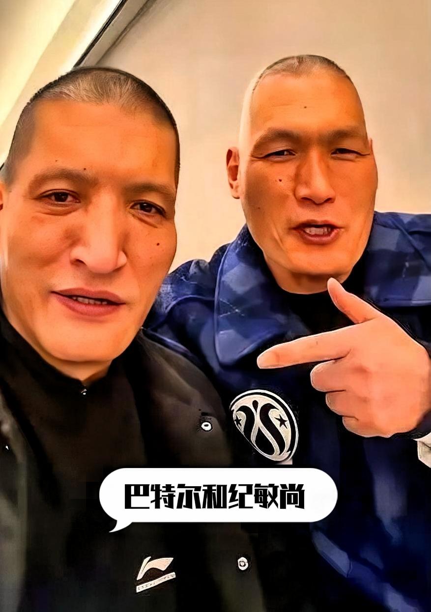 这老哥俩坐在一起对着镜头比谁帅？这也太找乐了吧！

有人说他们都有巨人症，都长着