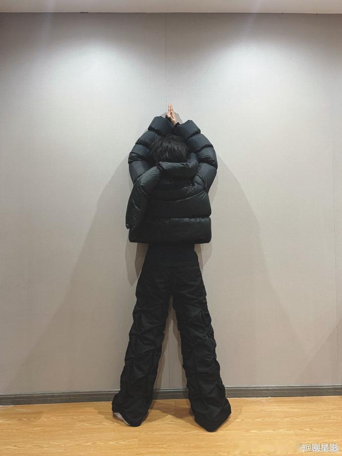 朱志鑫睡前自拍这个萌，完全好想rua，也太可爱了吧，发现他睡觉的样子也是好萌好帅