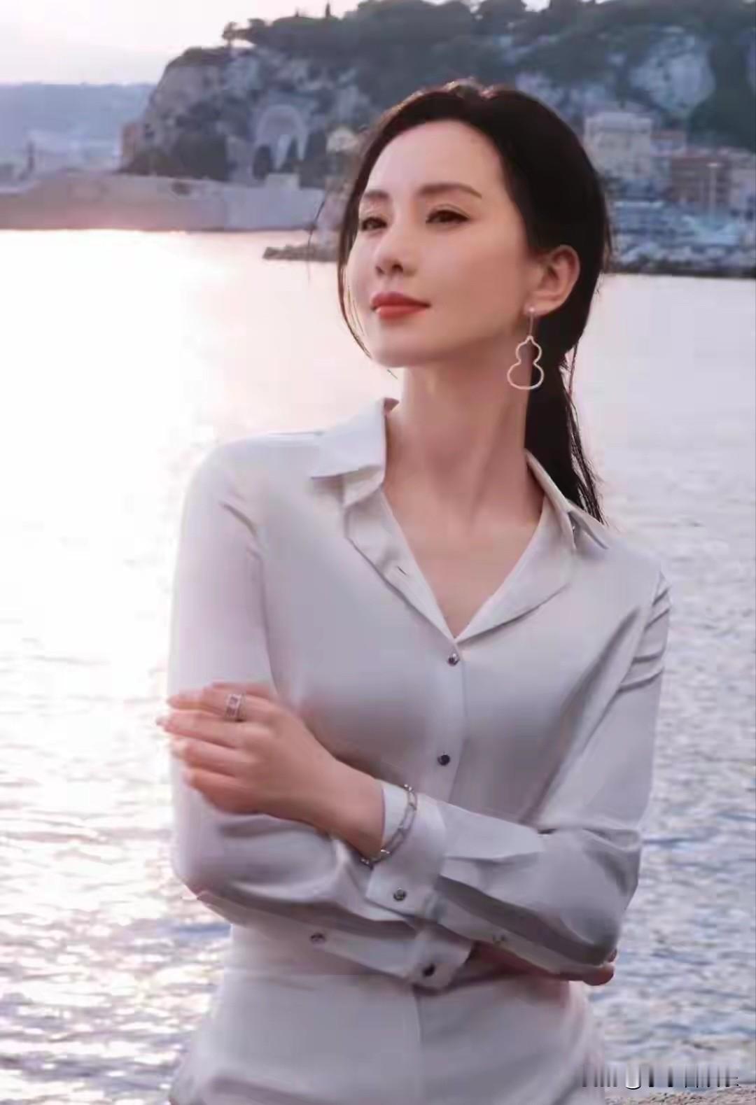 美到骨子里了！刘诗诗这状态真是绝了！

最近刘诗诗的造型一个接一个刷屏，简直美得