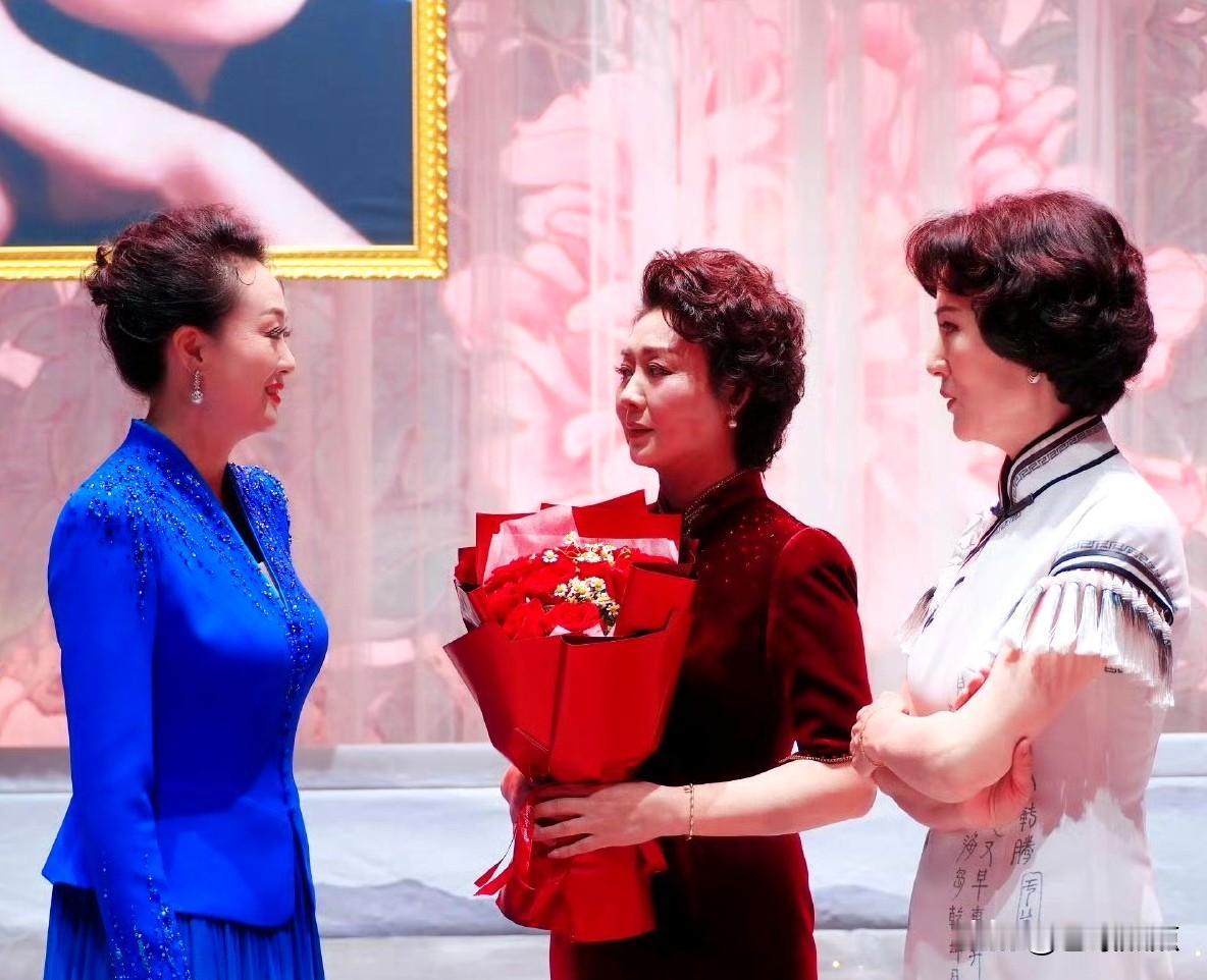 王艳、李胜素、于兰三位京剧名家在后台全神贯注的交流着，是准备合演一出大戏吗？