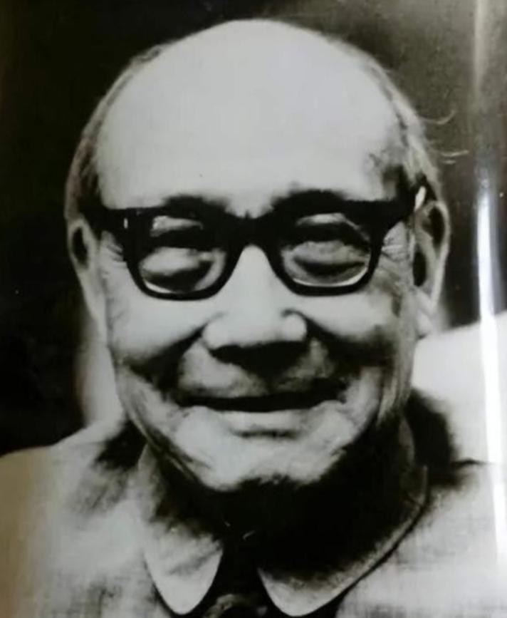 1974年，秦城监狱一个囚犯正在劳动，看守突然找到他，说：“别干活了，准备下，毛