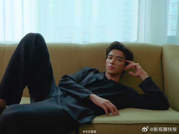 王星越黑色穿搭慵懒风情王星越闲适姿态时尚演绎 王星越于沙发静卧，黑装尽显沉稳，夏