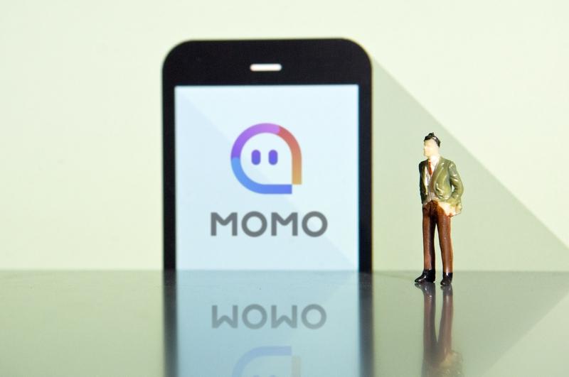 找靠谱的交友软件还挺难的，不过我可以分享几个。
探探就不错，它是通过滑动卡片来匹