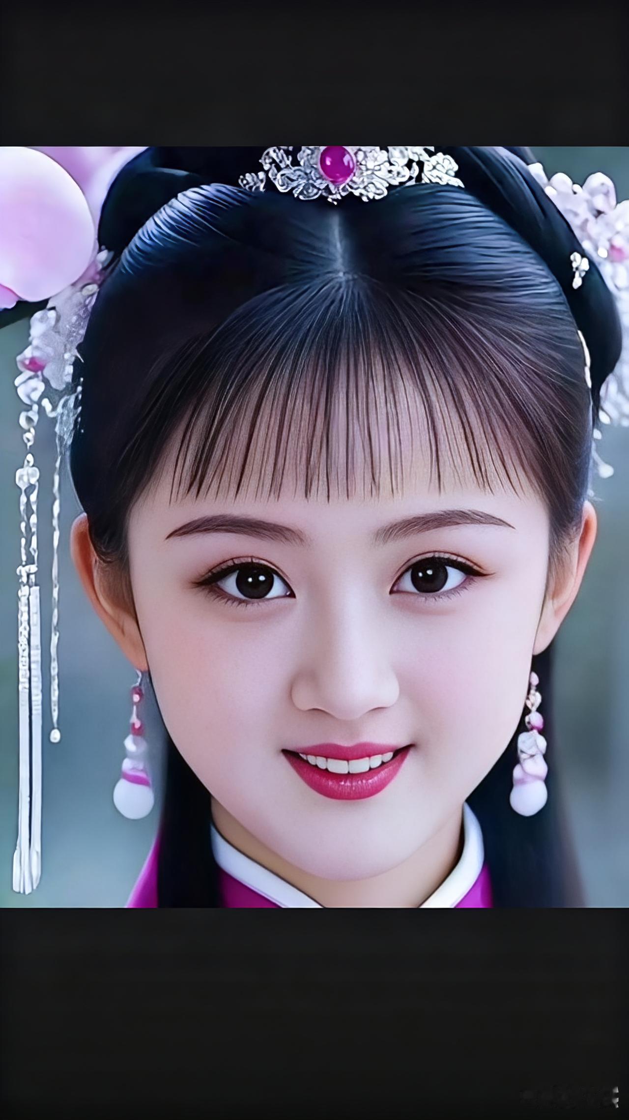 古风佳人八句诗
云鬟粉饰嵌紫珠，银钗垂玉映肌肤。
明眸似水洗清韵，笑靥如花胜锦图